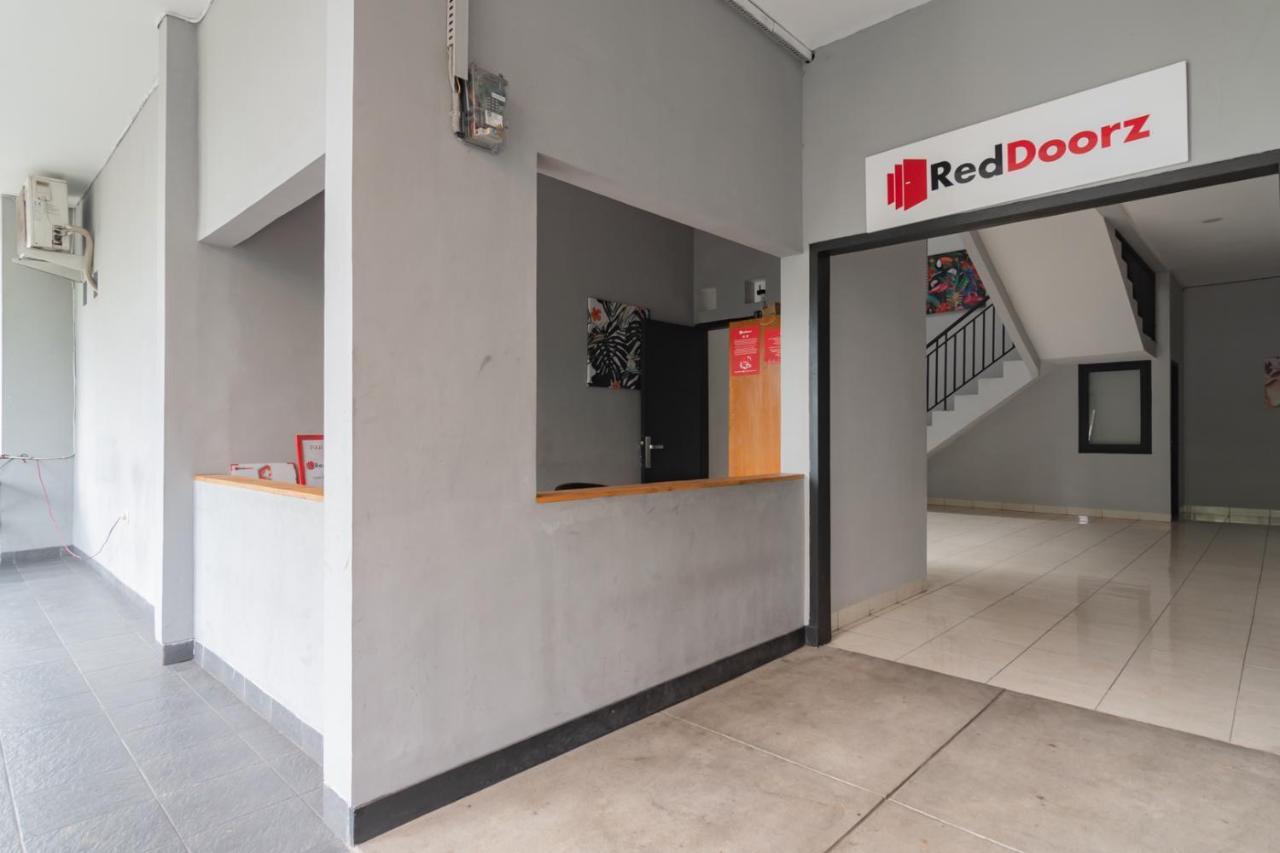 RedDoorz near Exit Toll Pasteur 4 Hotel Bandung Exterior foto